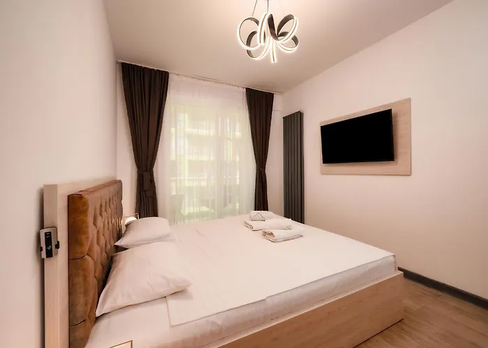 Aquamarine - Pool & *