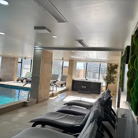 Aquamarine - Pool & アパート