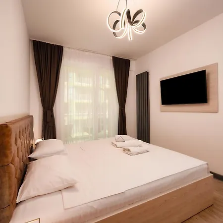 Aquamarine - Pool & *