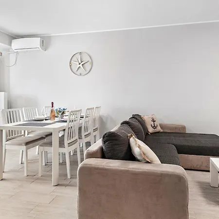 Aquamarine - Pool & *