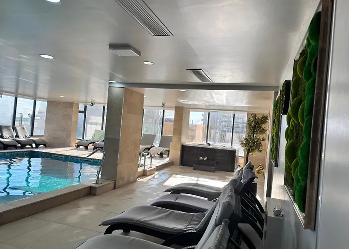 Aquamarine - Pool & דירה