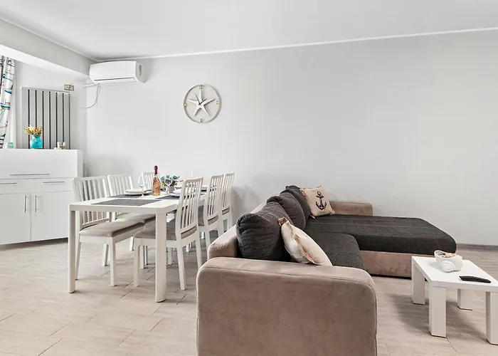 Aquamarine - Pool & *