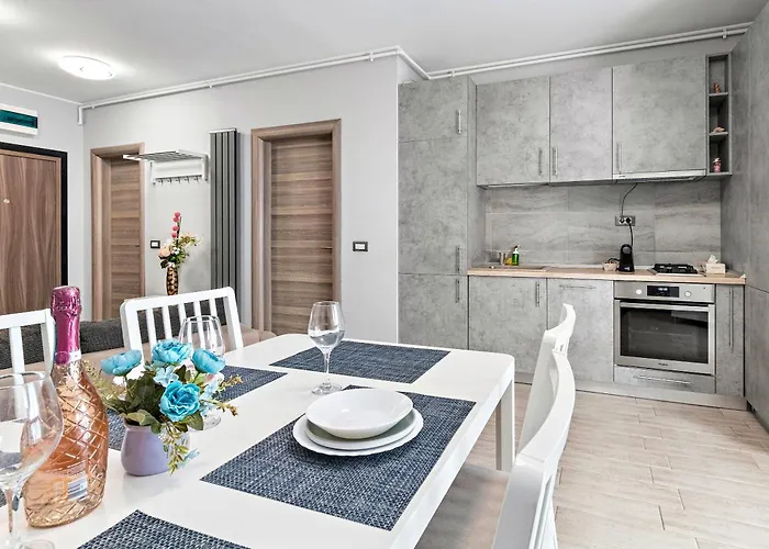 Aquamarine - Pool & דירה Năvodari