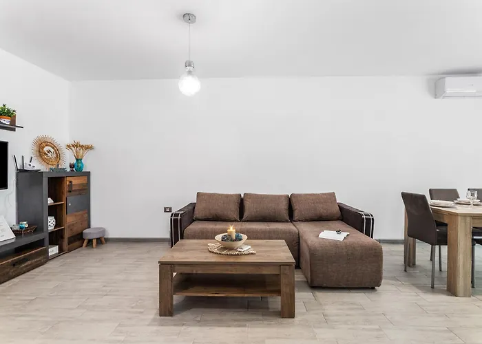 Aquamarine - Pool & דירה